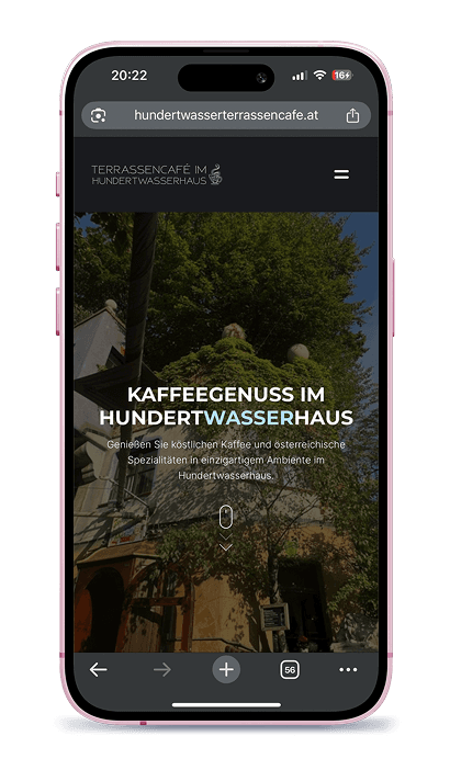 Bild eines Iphones, welches die Website des Terrassencafes im Hundertwasserhaus im Browser zeigt.